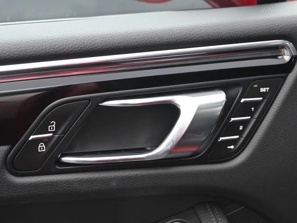 2025 Porsche Macan photo 11