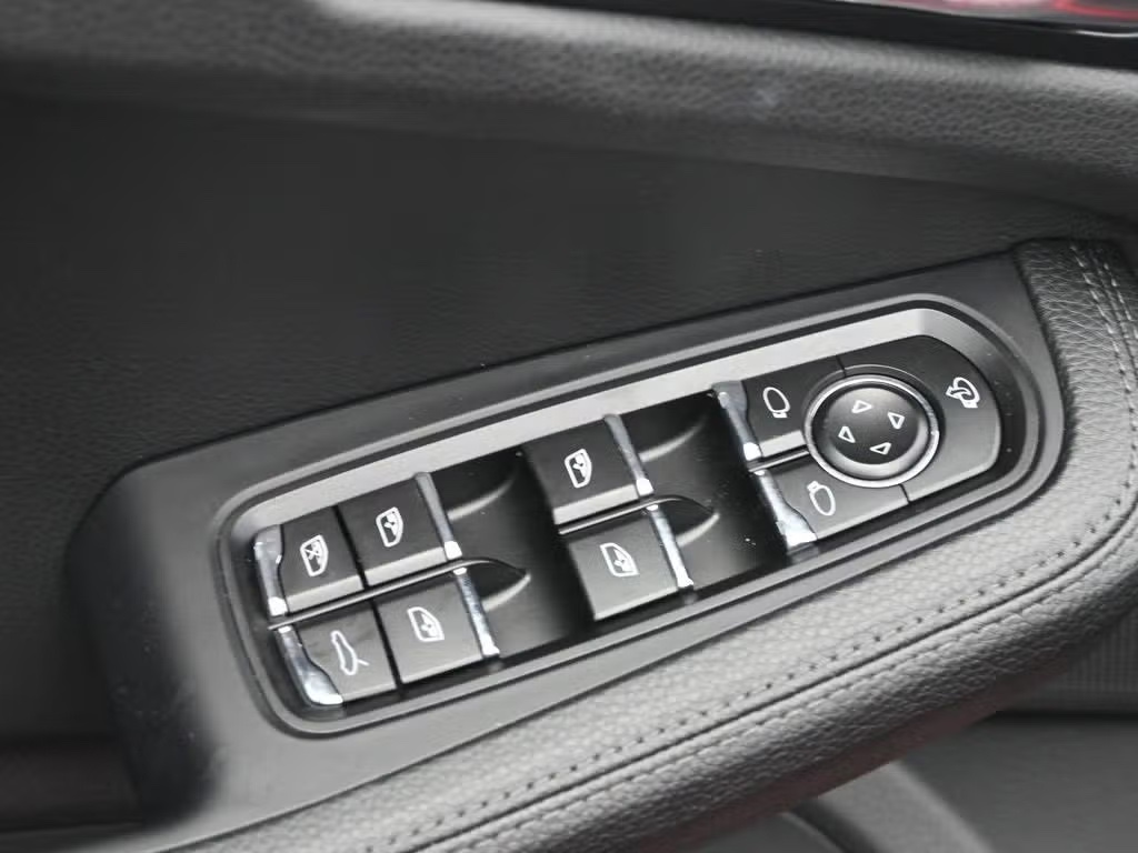 2025 Porsche Macan photo 12