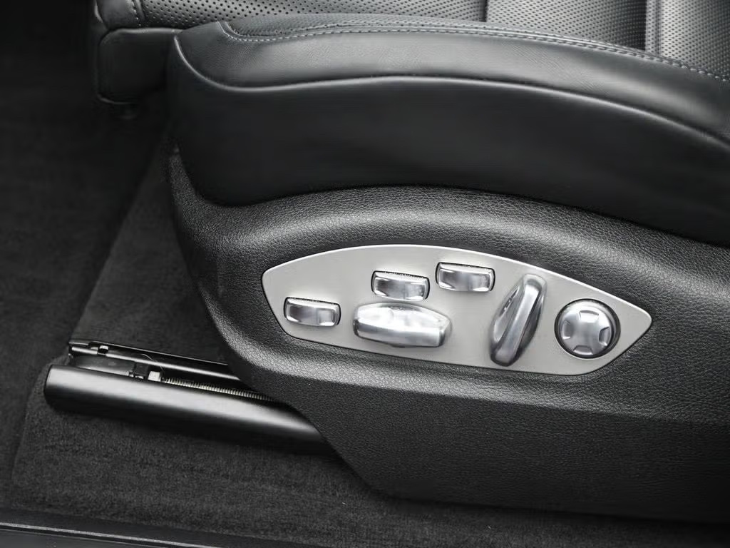 2025 Porsche Macan photo 13