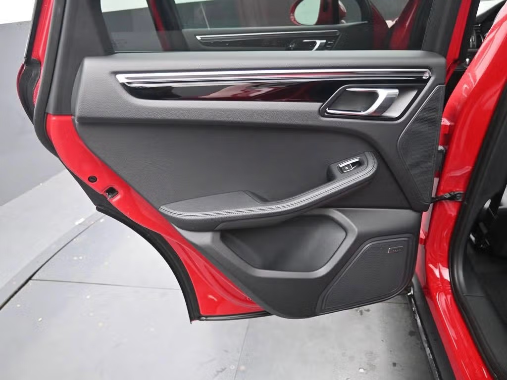 2025 Porsche Macan photo 15