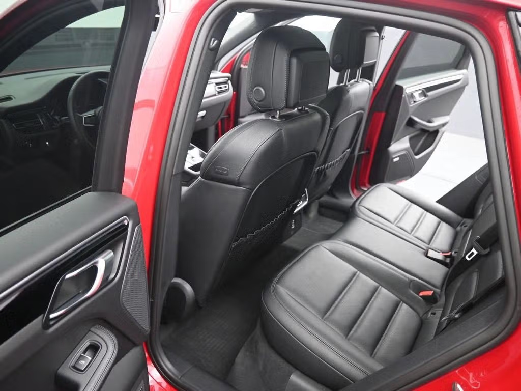 2025 Porsche Macan photo 16