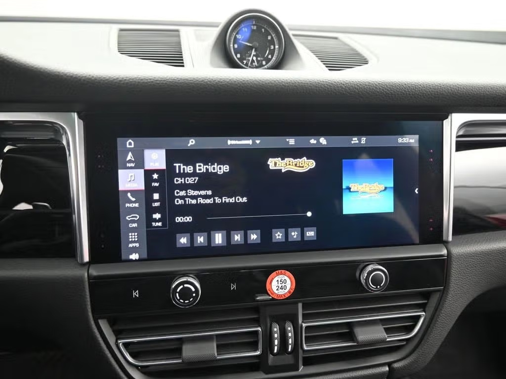 2025 Porsche Macan photo 17