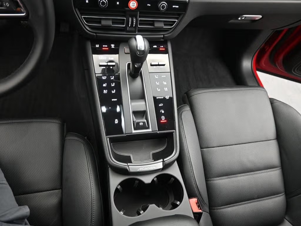 2025 Porsche Macan photo 18