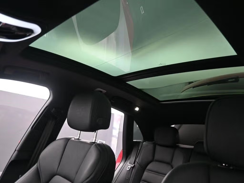 2025 Porsche Macan photo 19