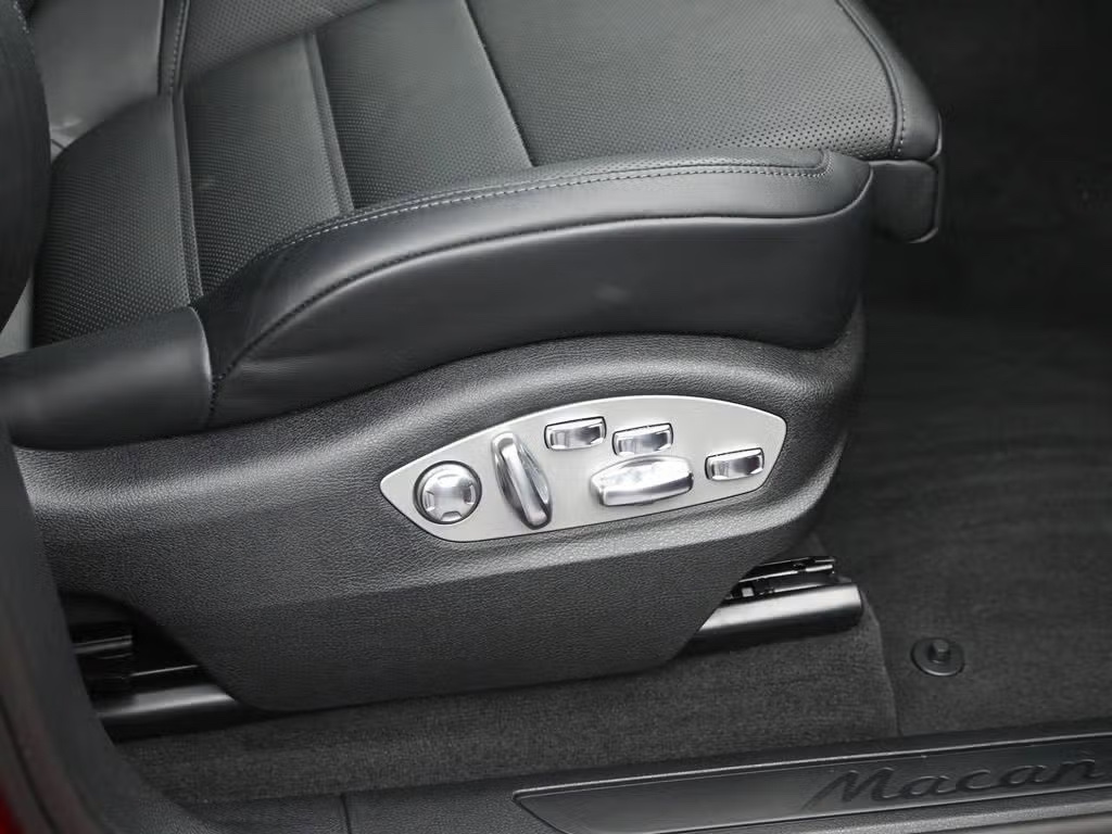 2025 Porsche Macan photo 6