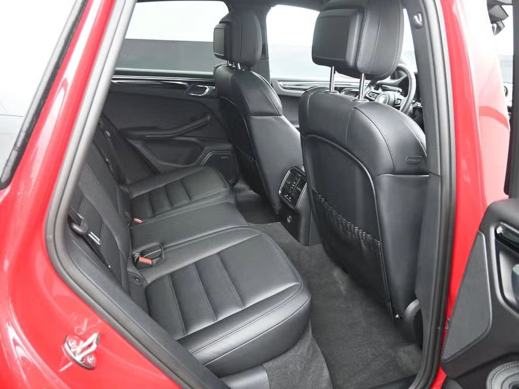 2025 Porsche Macan photo 8